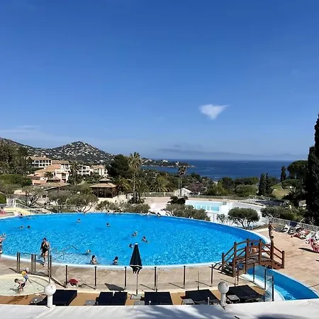 Complexe Cap Esterel Village ,vue Avec Parking * Saint-Raphael (Var)
