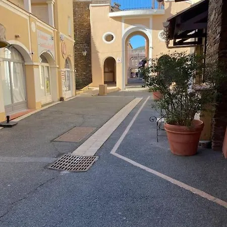 Complexe Cap Esterel Village ,vue Avec Parking Saint-Raphael (Var)