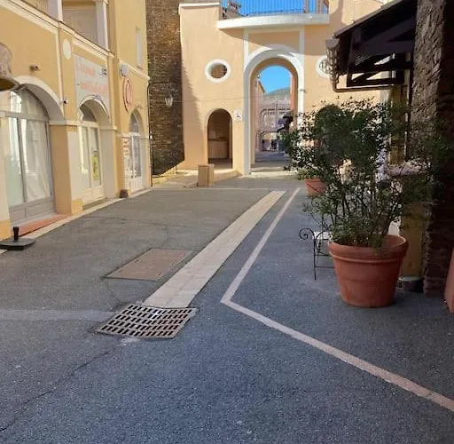 Complexe Cap Esterel Village ,vue Avec Parking Saint-Raphaël