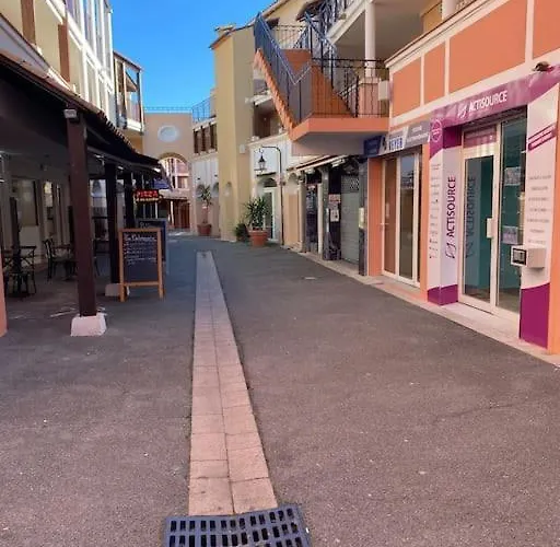 Complexe Cap Esterel Village ,vue Avec Parking